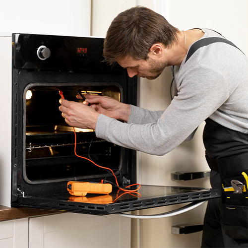 Çeşitli marka beyaz eşyalar - buzdolabı, çamaşır makinesi, bulaşık makinesi