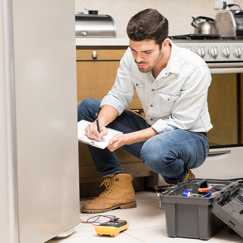 Uzman teknisyen beyaz eşya tamiri yaparken
